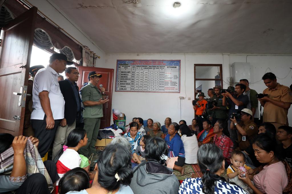 Kepala BNPB Letjen TNI Suharyanto, S.Sos., M.M., mengunjungi lokasi pengungsian bagi warga terdampak banjir bandang dan tanah longsor di Kabupaten Humbang Hasundutan, Senin (4/12).